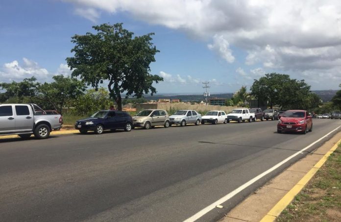 Las gasolineras en Bolívar continúan con kilométricas filas, pero carros oficiales como las patrullas no hacen cola ni tienen límite de litros a surtir. Foto: Carlos Suniaga