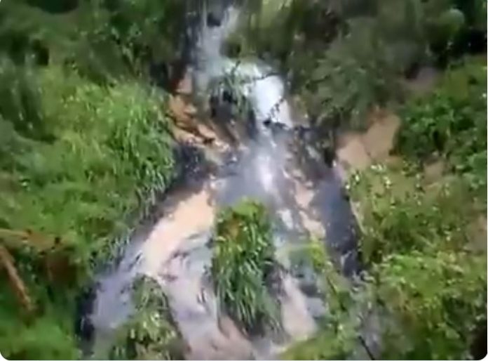Captura de pantalla del video en el que se observa la mancha negra de crudo en el afluente, en la carretera Cantaura-El Tigre.
