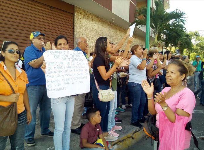 Por segundo día consecutivo maestros y docentes universitarios de diez de los 14 municipios del estado Yaracuy salieron a las calles a protestar | Foto: Johana Prieto Andrade