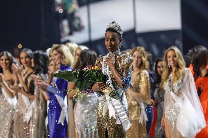 Miss Sudáfrica Zozibini Tunzi (C) es coronada Miss Universo 2019, en Tyler Perry Studios en Atlanta. | Foto: Efe