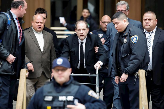 Harvey Weinstein (al centro) a su salida de la Corte de Nueva York. | Foto: Efe