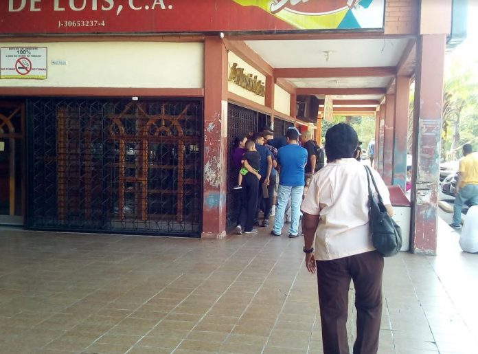 Aún en la capital yaracuyana se aprecian colas de personas a las afueras de establecimientos comerciales con el sistema de Biopago. | Foto: Johana Prieto Andrade.