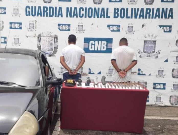 El Comando Nacional Antiextorsión y Secuestro de la Guardia Nacional detuvo a dos sujetos que transportaban municiones. Foto: cortesía.